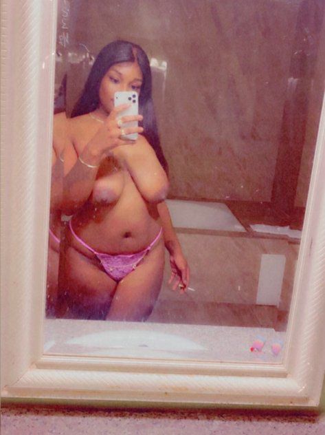 Hey It's raven your new favorite pretty cute chocolate treat💋Im here to fulfill your cravings and fantasies